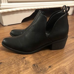 AMERICAN EAGLE BLACK CUTOUT BOOTIES